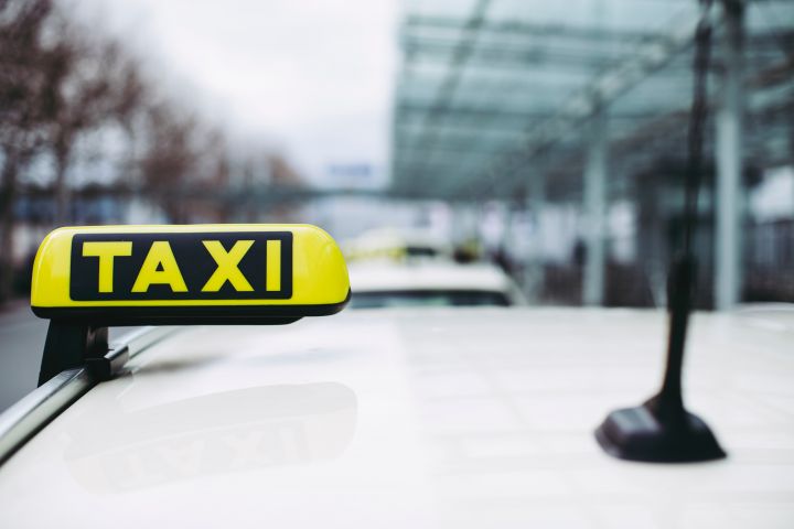 Липчанин бесплатно прокатился на такси из Москвы домой и обокрал таксиста
