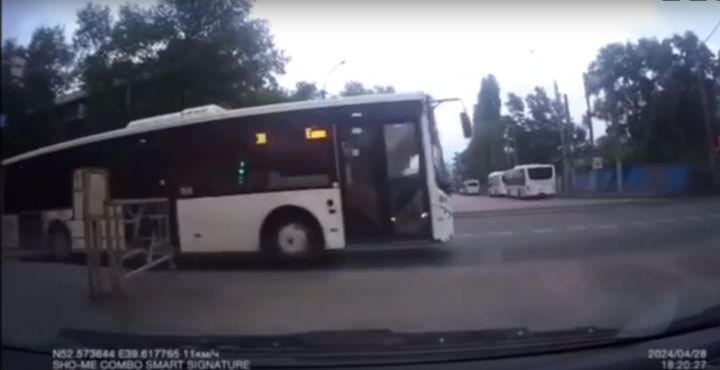 В Липецке водитель пассажирского автобуса едва не устроил ДТП, подрезав автомобиль