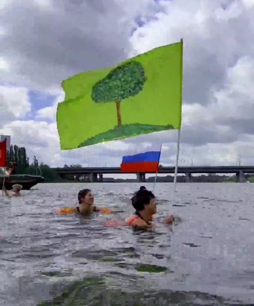 В 79-ю годовщину Победы липецкие моржи проплыли с флагами по реке Воронеж