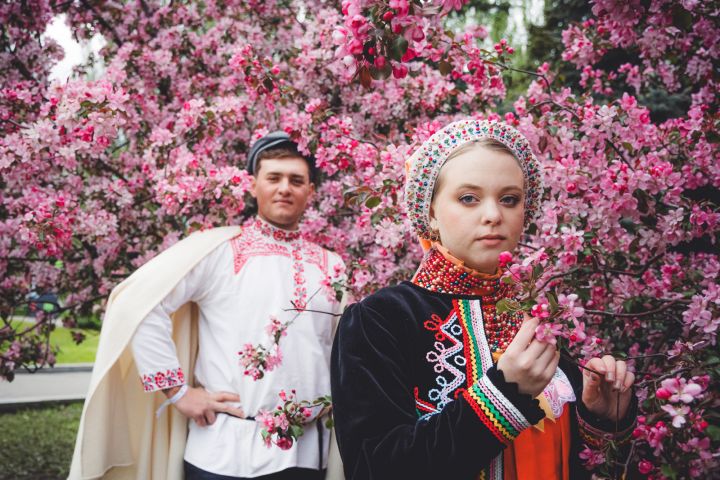 Липчане в народных костюмах поженились на свадебном фестивале в Москве