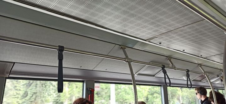 Пассажиры в Липецке пожаловались на автобусы без форточек и люков