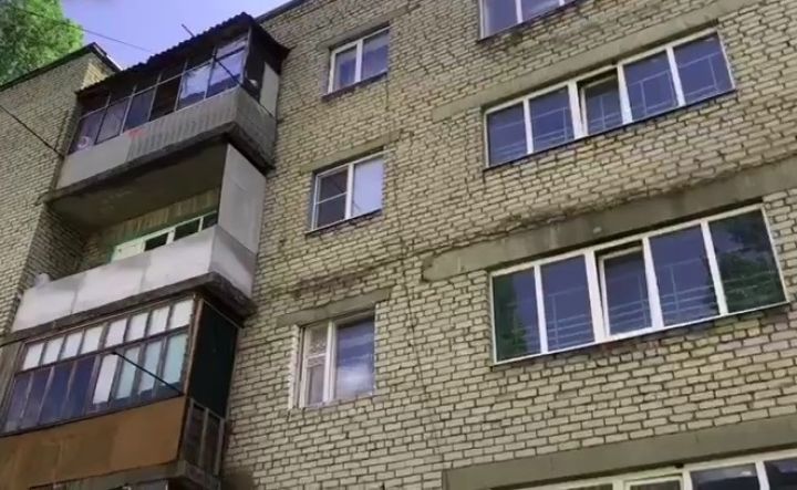 В Грязях платят управляшке по тысяче рублей в месяц за содержание и ремонт жилья, но люди продолжают жить в сырости и плесени