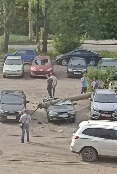 В Липецке экскаватор зацепил электрические провода, после чего столб рухнул на стоящую рядом машину