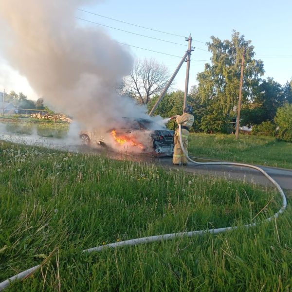 Под Липецком пожарные тушили горящий автомобиль