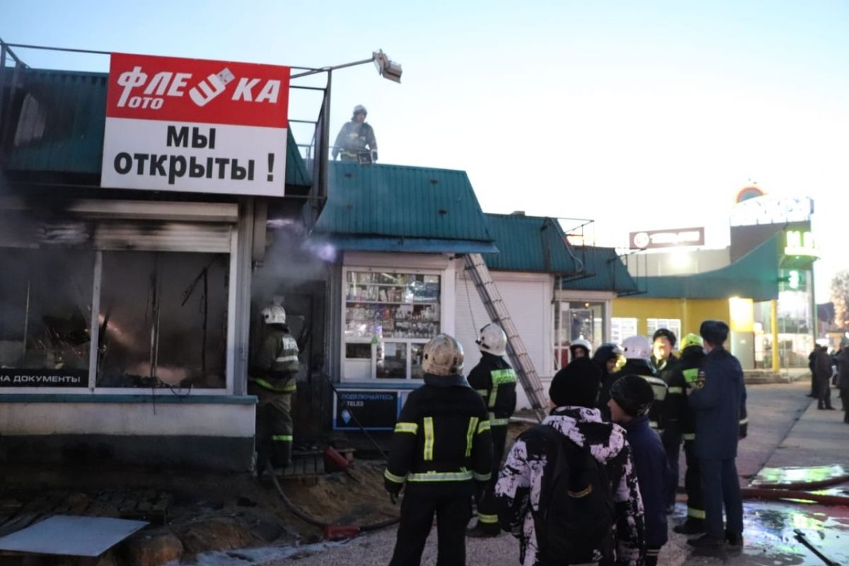 В Липецке сгорел торговый павильон