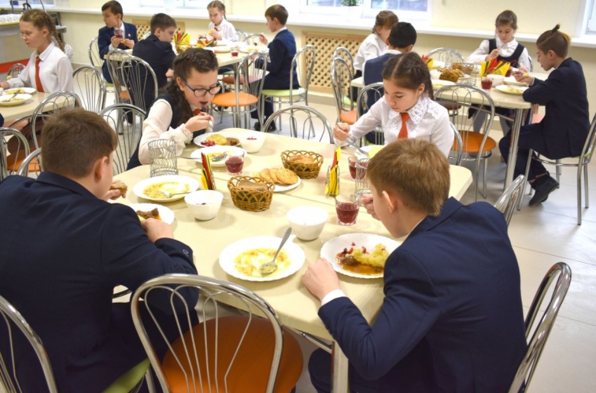 Столовая школы 64. Питание в школе липецкая область. Горячее питание в школе. Питание в школе липецкая область. Школьная столовая.