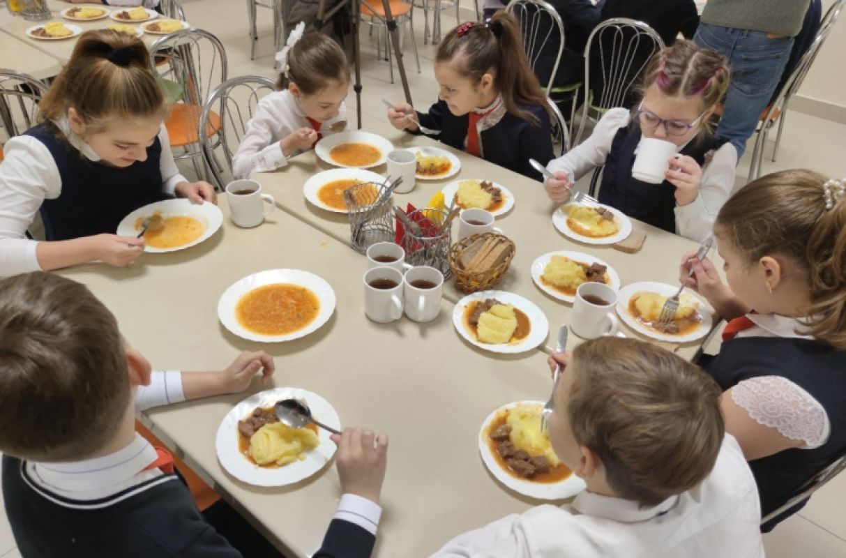 Школьники В Столовой Картинки