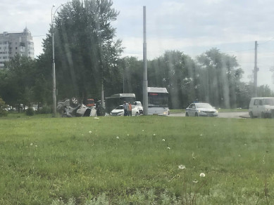 В Липецке на проспекте Победы перевернулась легковушка