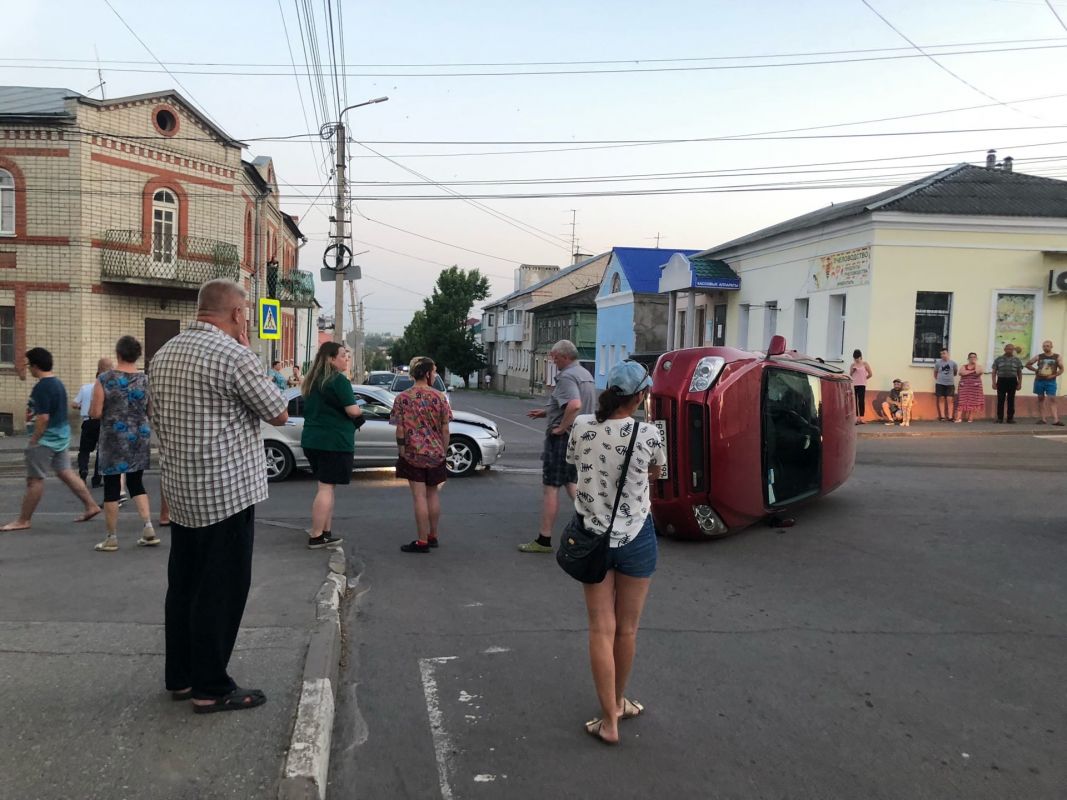 В центре Ельца в ДТП перевернулась легковушка - Новости Липецка