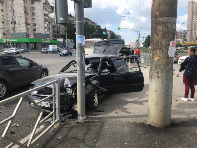 В Липецке на улице Меркулова столкнулись две легковушки