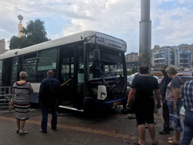 На площади Победы автобус протаранил ограждение и врезался в столб