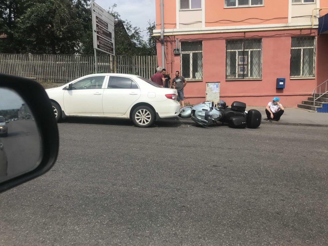 В Липецке столкнулись две легковушки и мотоцикл