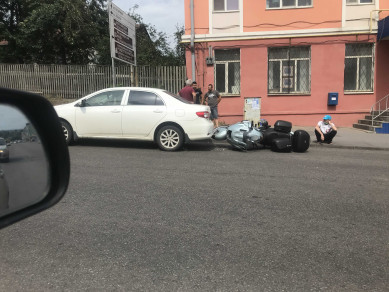 В Липецке столкнулись две легковушки и мотоцикл