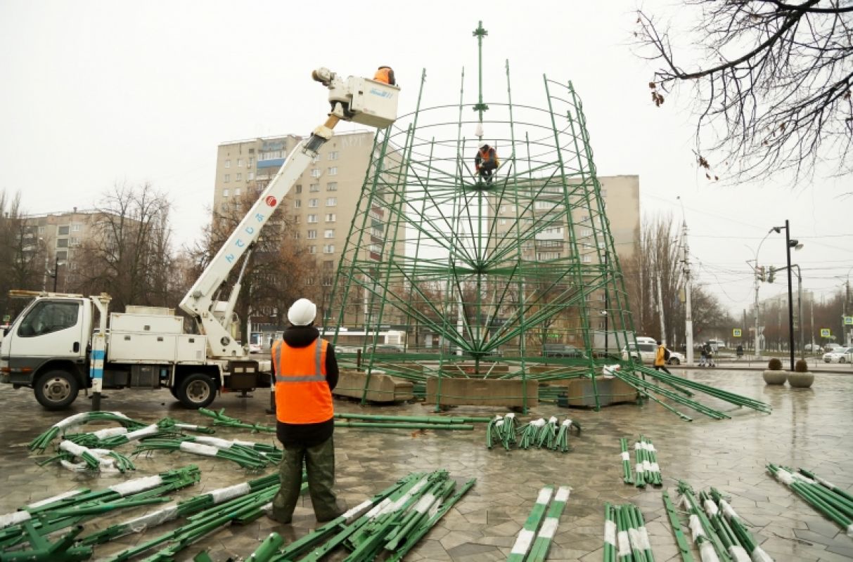В Липецке начали устанавливать самую большую ёлку | 09.12.2021 | Липецк -  БезФормата