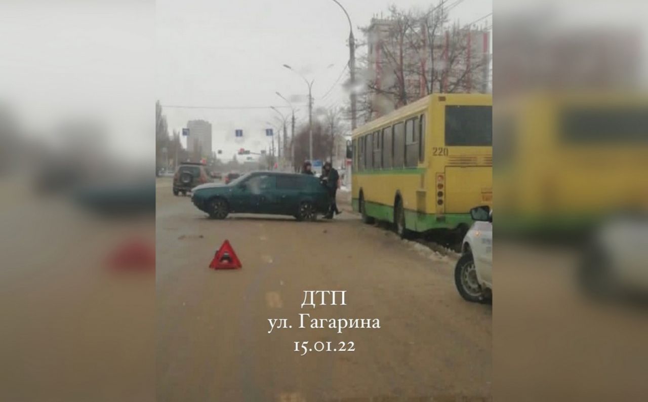 В Липецке на улице Гагарина столкнулись легковушка и автобус | 16.01.2022 |  Липецк - БезФормата