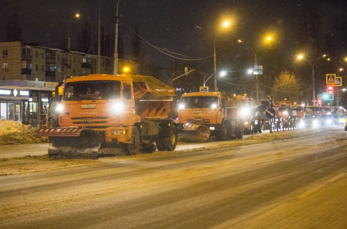 Городские службы Липецка вышли на ночную борьбу со снегопадом | 19.01.2022  | Липецк - БезФормата