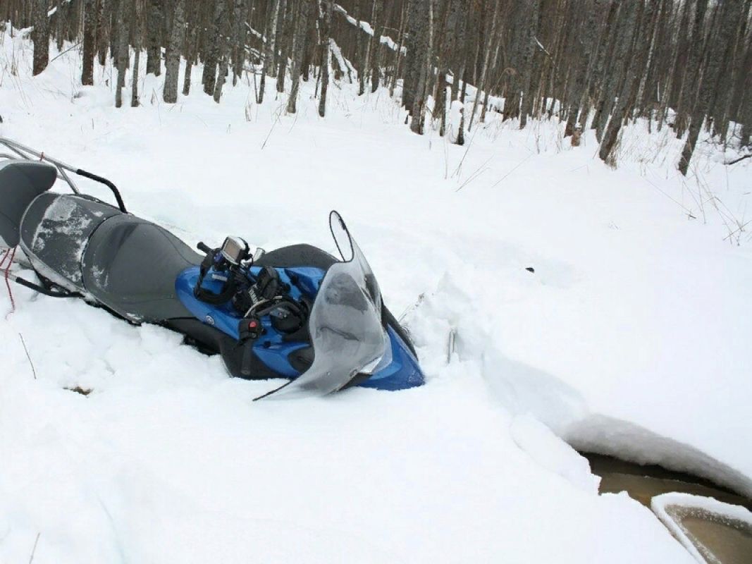 дтп со снегоходом. снегоход врезался в дерево. чукотка снегоходы. разбился насмерть на снегоходе. разбитый снегоход буран.