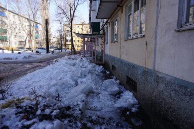 В управляющей компании прокомментировали падение ледяной глыбы на 8-летнюю девочку