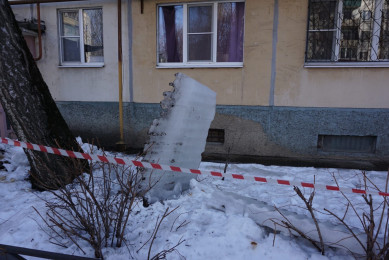 Следственный комитет возбудил уголовное дело из-за падения ледяной глыбы на школьницу в Липецке