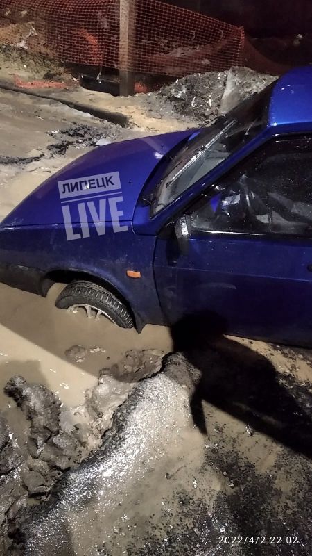 В Липецке автомобиль застрял в дорожной яме