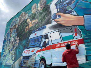 В Липецке территорию больницы украсили граффити
