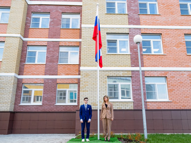 Мэр Липецка поддержала традицию поднятия флага в школах