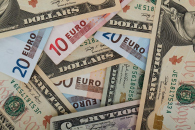 Для чего правительство России срочно укрепляет курсы доллара и евро