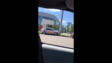 Учебный автомобиль врезался в стоб на улице Неделина