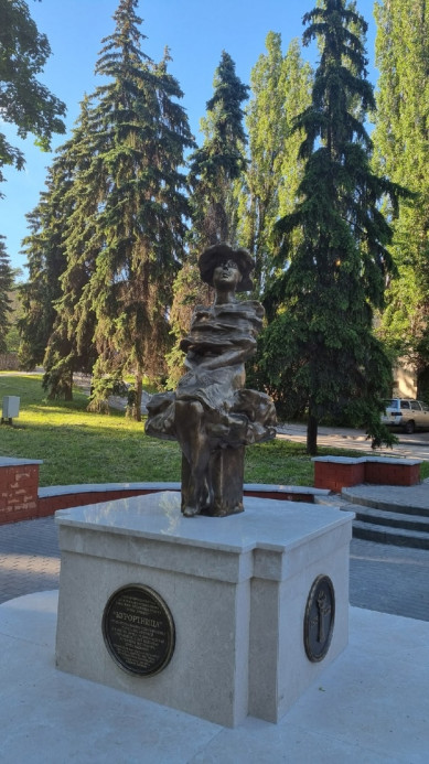 В Липецке появилась скульптура, которую горожане назвали «эскортницей»