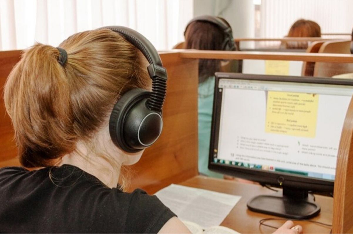 Егэ устно. ЕГЭ по иностранному языку. Экзамен по иностранному языку. Устную часть ЕГЭ по иностранным языкам. Сдали устную часть ЕГЭ по иностранным языкам.