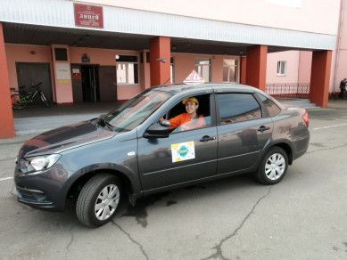 Хлевенский лицей получил автомобиль для обучения детей вождению