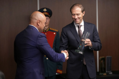 Глава Минпромторга вручил липецкому губернатору кубок за прорыв года 