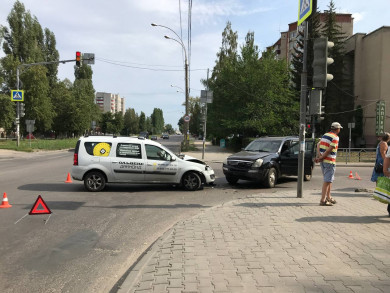 На улице Папина столкнулись две легковушки