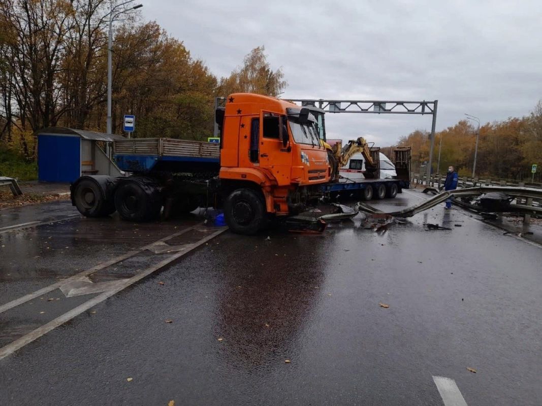 В Липецке КамАЗ снёс дорожное ограждение | 24.10.2022 | Липецк - БезФормата