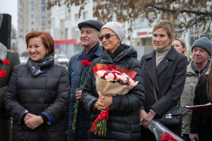 На открытие бюста Василия Ланового в Липецке приехала его вдова