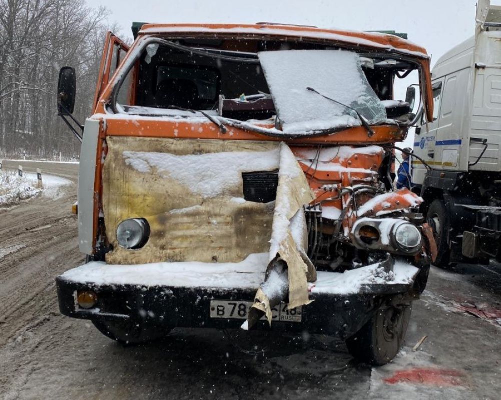 Один человек пострадал в столкновении двух грузовиков в Грязях