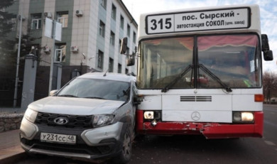 Автобус и легковушка столкнулись в центре Липецка