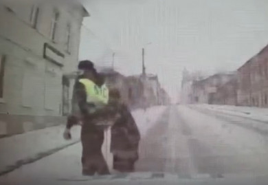 Липецкий полицейский перевёл через дорогу бабушку на костылях