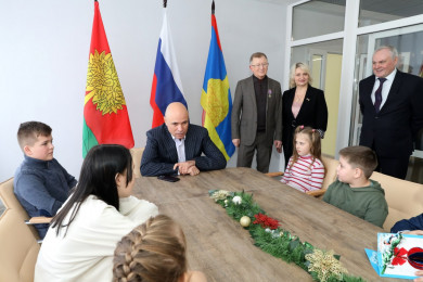 Липецкий губернатор вручил подарки детям из семей мобилизованных