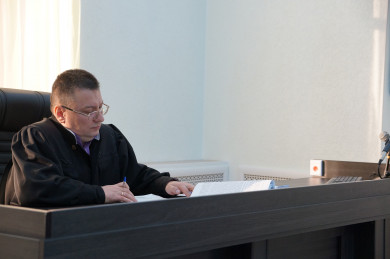 Ельчанку приговорили к обязательным работам за непристойный жест в адрес судьи