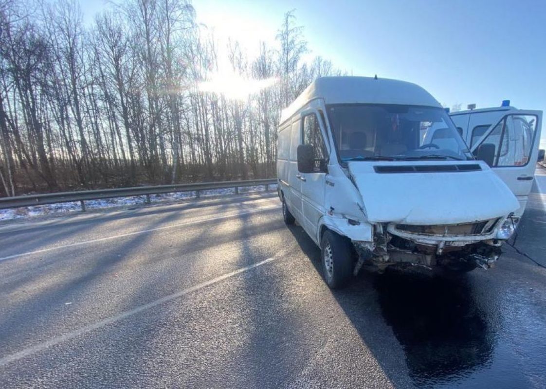 Микроавтобус протаранил дорожное ограждение в Измалковском районе
