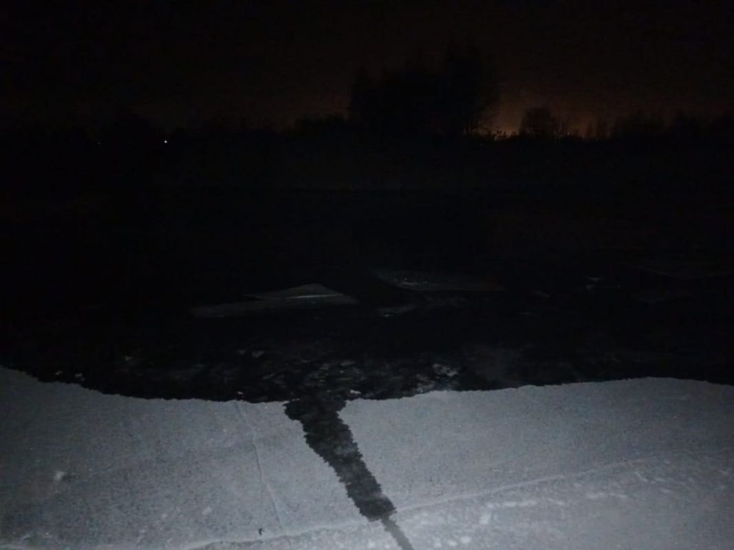 Легковушка ушла под лёд на Матырском водохранилище