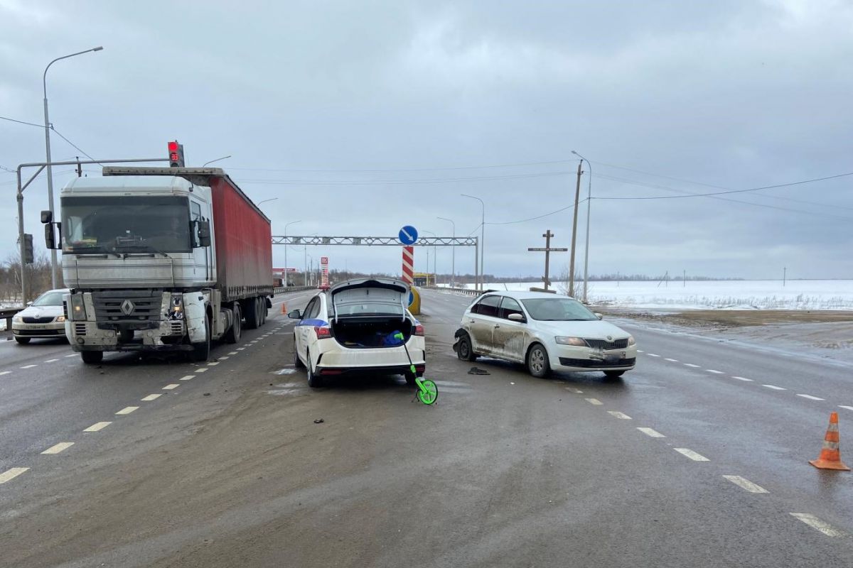 Три человека пострадали в ДТП с участием легковушки и фуры в Липецке |  06.03.2023 | Липецк - БезФормата