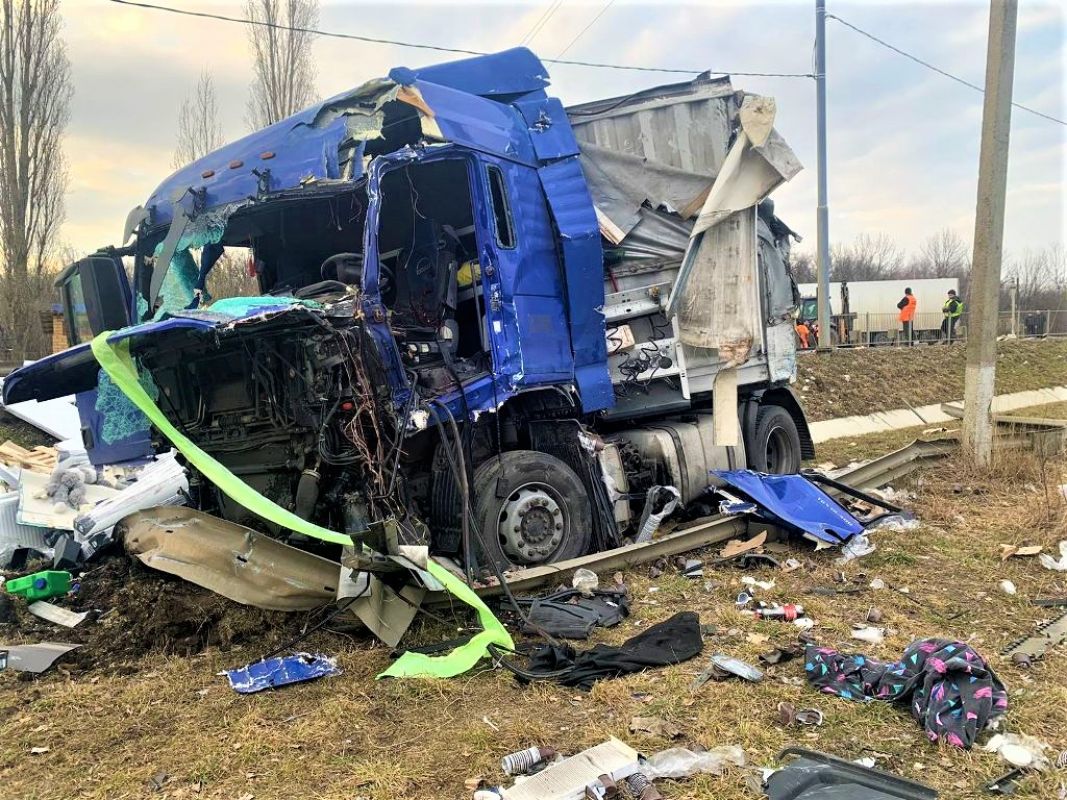 Один человек погиб в столкновении двух грузовиков в Липецкой области&nbsp;