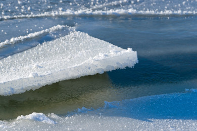 Двое детей погибли от переохлаждения, провалившись в воду 
