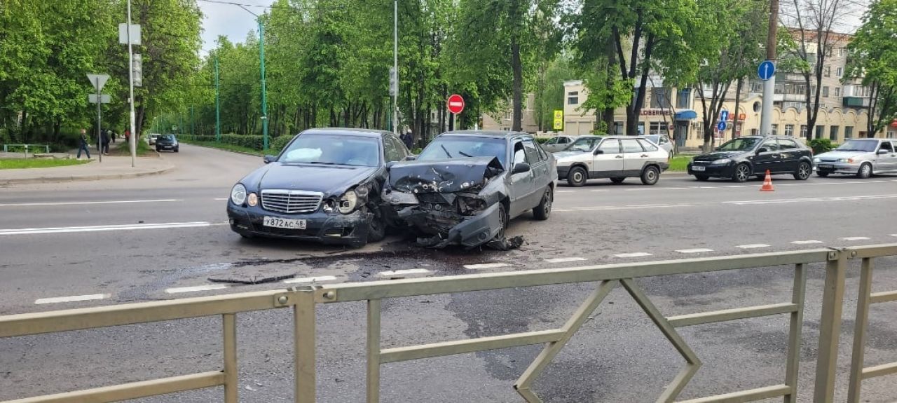 В Липецке девушка пострадала в столкновении двух иномарок