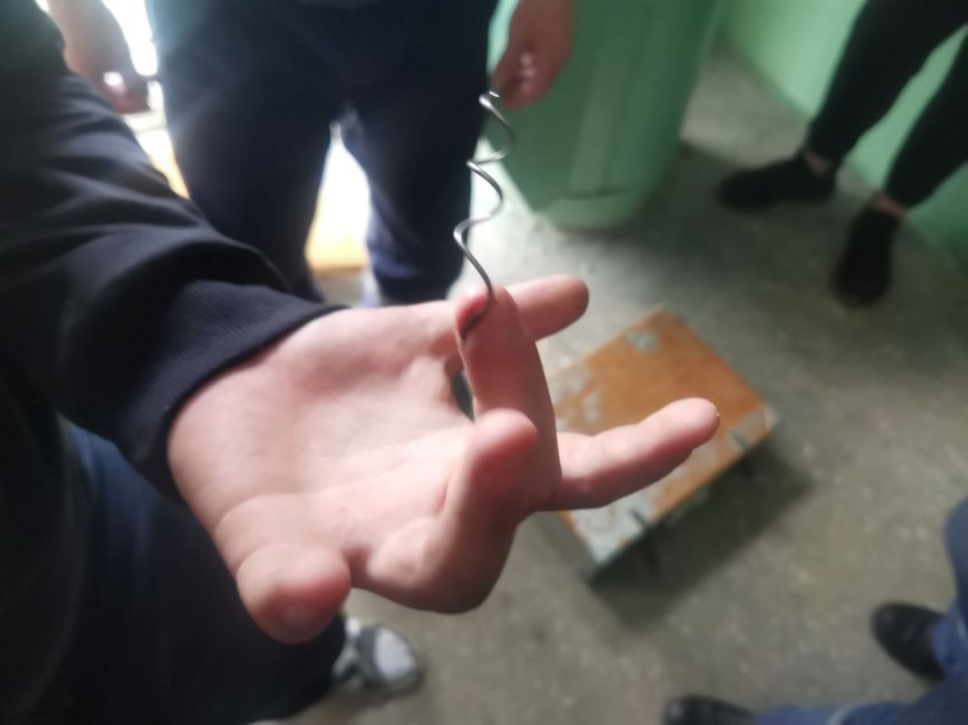 Пружина старого дивана впилась в палец липецкому подростку