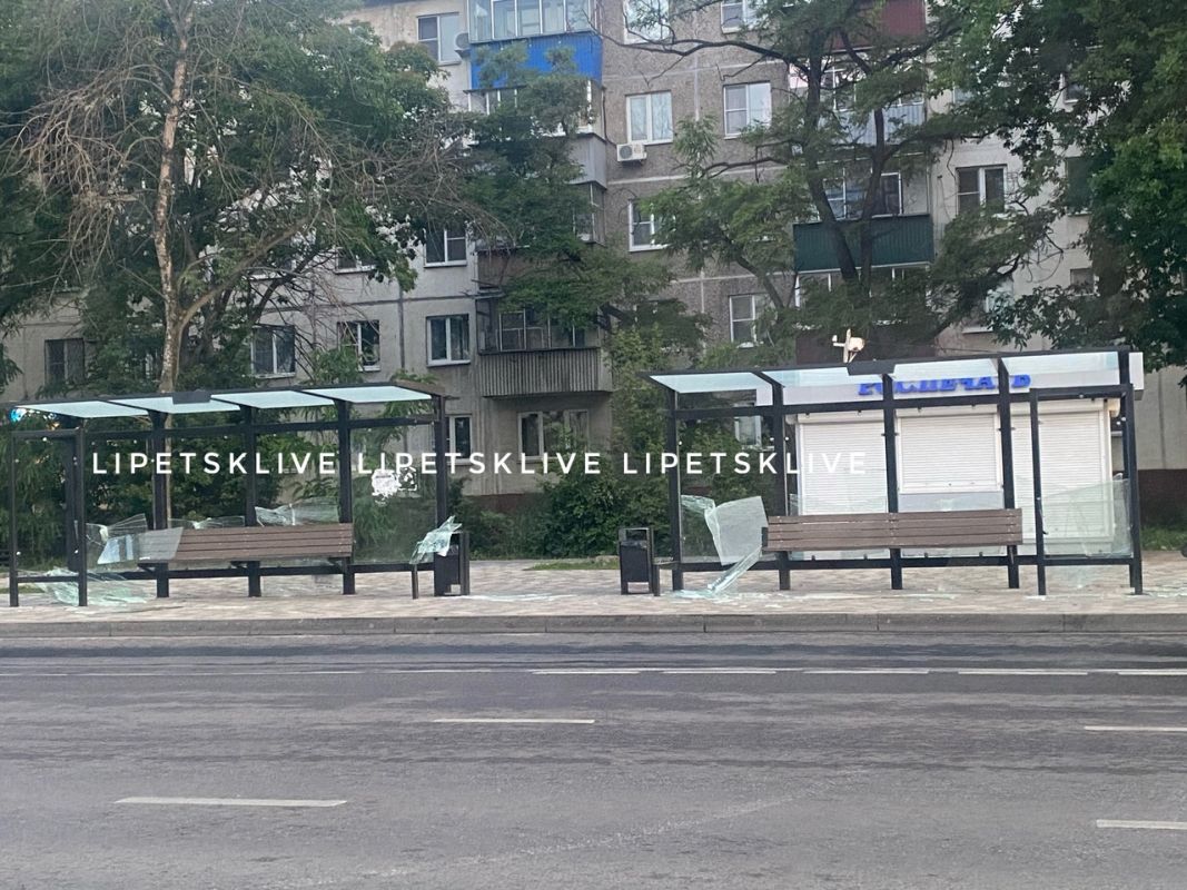 В Липецке вандалы разбили остановку | 14.06.2023 | Липецк - БезФормата