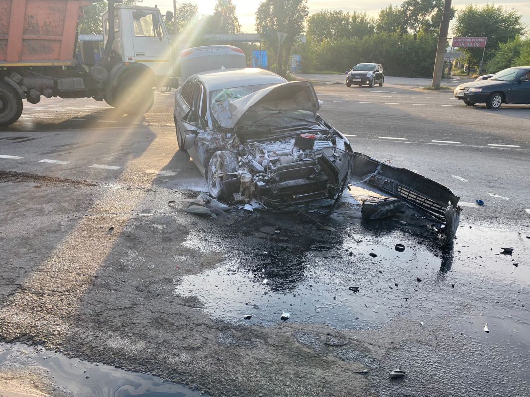 Пассажир легковушки пострадал в ДТП с автобусом - Новости Липецка