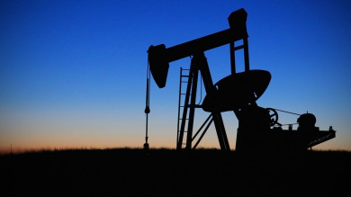 Доходы России от нефти и газа рухнули в два раза